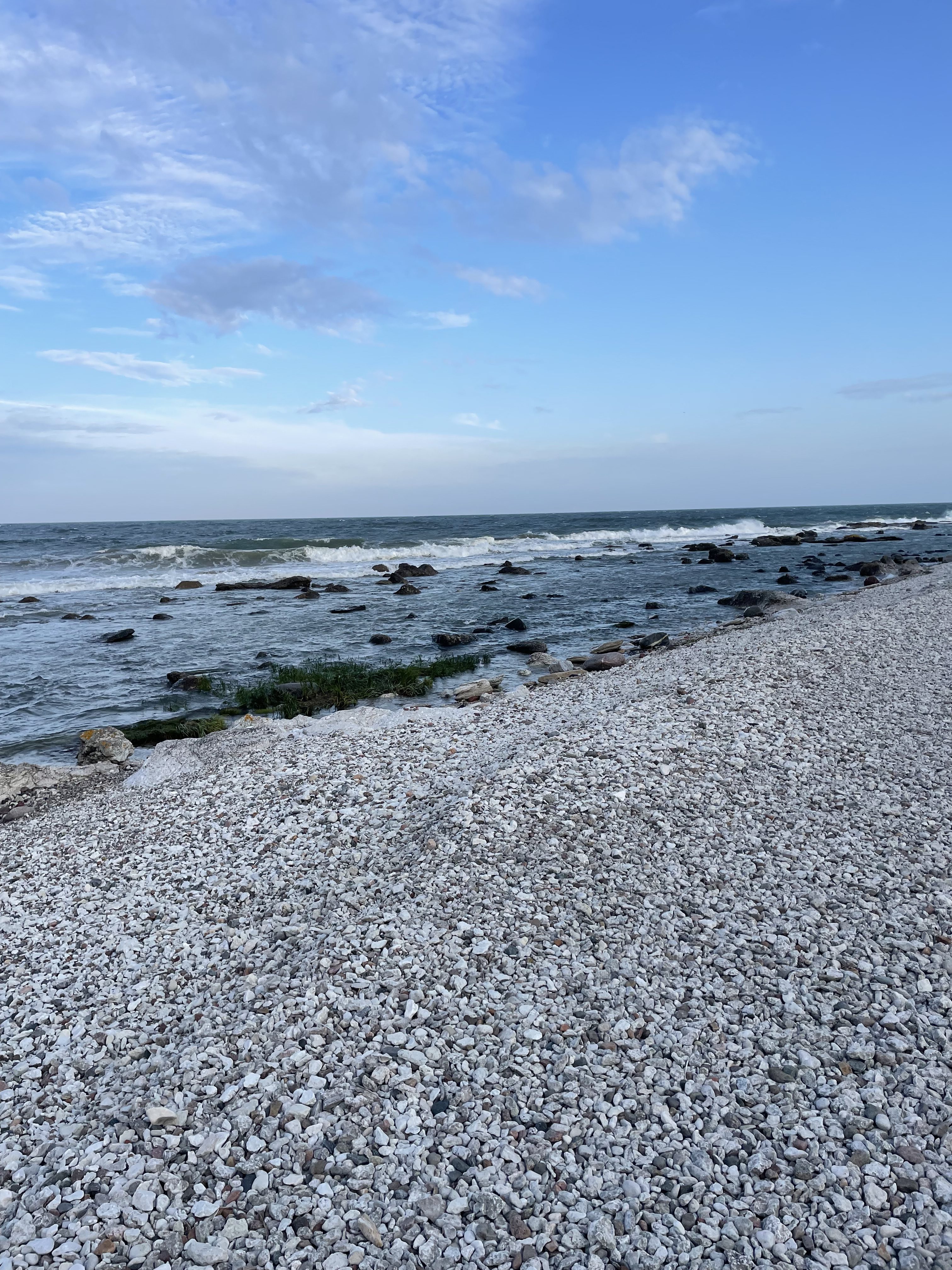 Fårö fyr där vågorna sköljer in och slipar stenarna runda. Juni 2025.